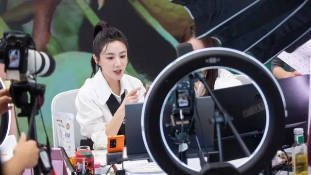 主播商业演出费靠谱吗_演出直播平台_演艺主播什么意思
